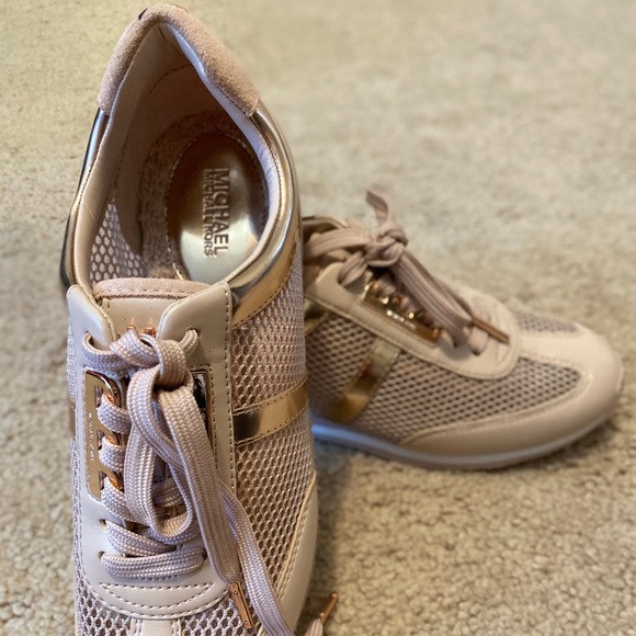 Michael Kors pink metallic gold sneaker size 6 - Picture 2 of 6